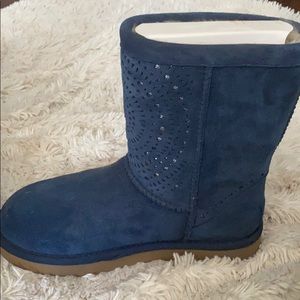 Brand Tnew uggs blue in box size 7 unique!